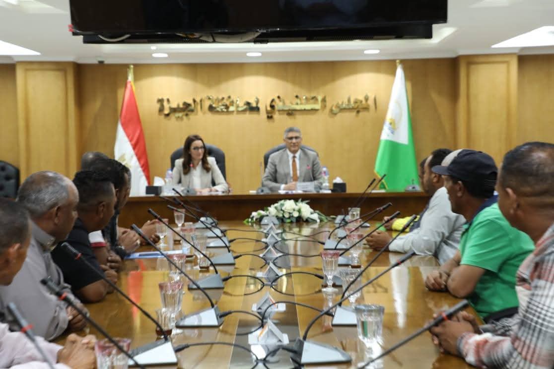 محافظ الجيزة يسلّم شهادات محو الأمية لـ 18 من العاملين بالمنطقة الأثرية بالهرم