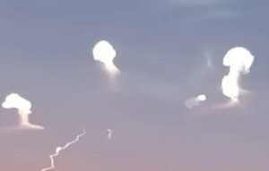 الأجسام المضيئه بسماء القاهره مرجعها اعتراض الصواريخ التي أطلقتها إيران على إسرائيل بالمضادات الأرضية.