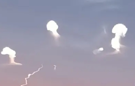 الأجسام المضيئه بسماء القاهره مرجعها اعتراض الصواريخ التي أطلقتها إيران على إسرائيل بالمضادات الأرضية.