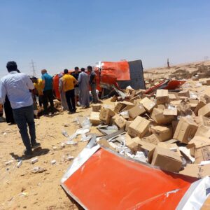 انقلاب سيارة محمّلة بالأدوية على طريق الفيوم الصحراوي دون إصابات