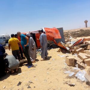 انقلاب سيارة محمّلة بالأدوية على طريق الفيوم الصحراوي دون إصابات