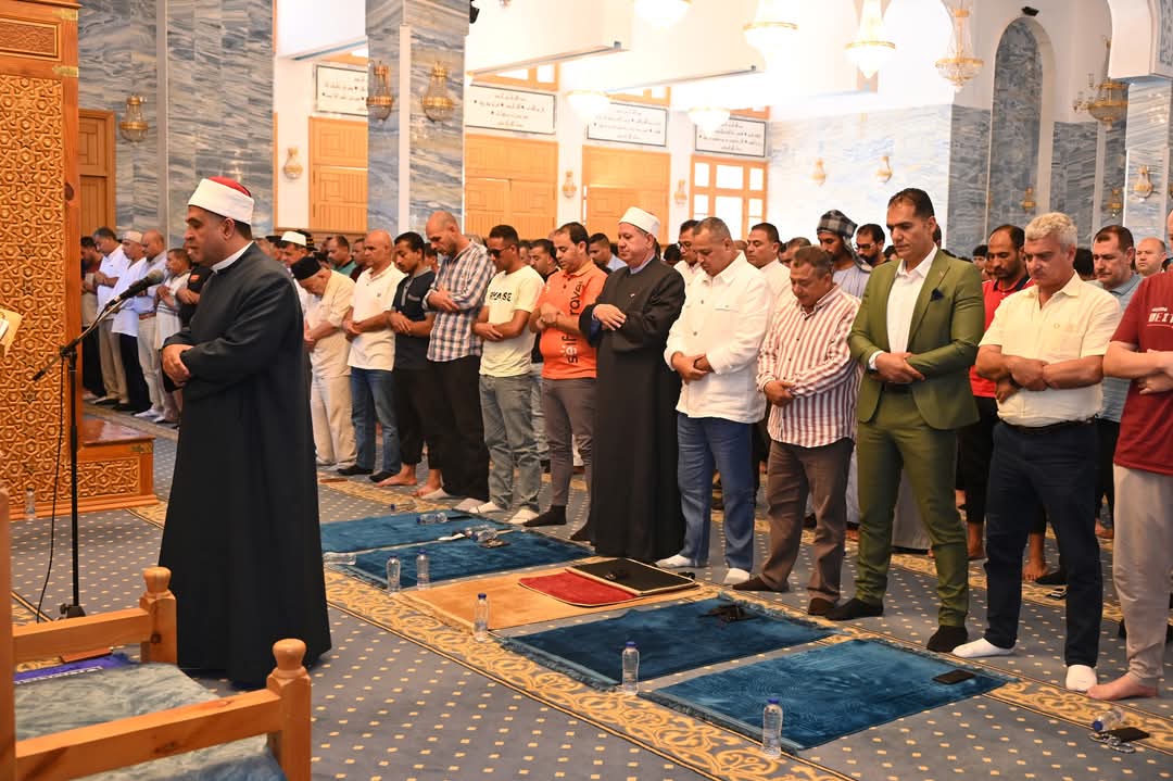 محافظ جنوب سيناء يؤدي صلاة الجمعة بمسجد السلام بمدينة شرم الشيخ