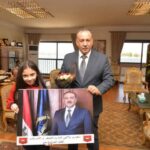 محافظ أسيوط يكرم الطالبة "أنجلينا عماد" ويمنحها درع المسئولية المجتمعية تقديرًا لوعيها البيئي والمجتمعي