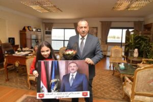 محافظ أسيوط يكرم الطالبة "أنجلينا عماد" ويمنحها درع المسئولية المجتمعية تقديرًا لوعيها البيئي والمجتمعي