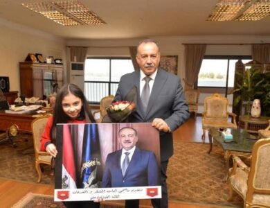 محافظ أسيوط يكرم الطالبة "أنجلينا عماد" ويمنحها درع المسئولية المجتمعية تقديرًا لوعيها البيئي والمجتمعي