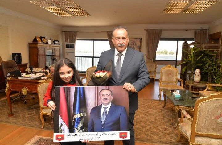 محافظ أسيوط يكرم الطالبة "أنجلينا عماد" ويمنحها درع المسئولية المجتمعية تقديرًا لوعيها البيئي والمجتمعي