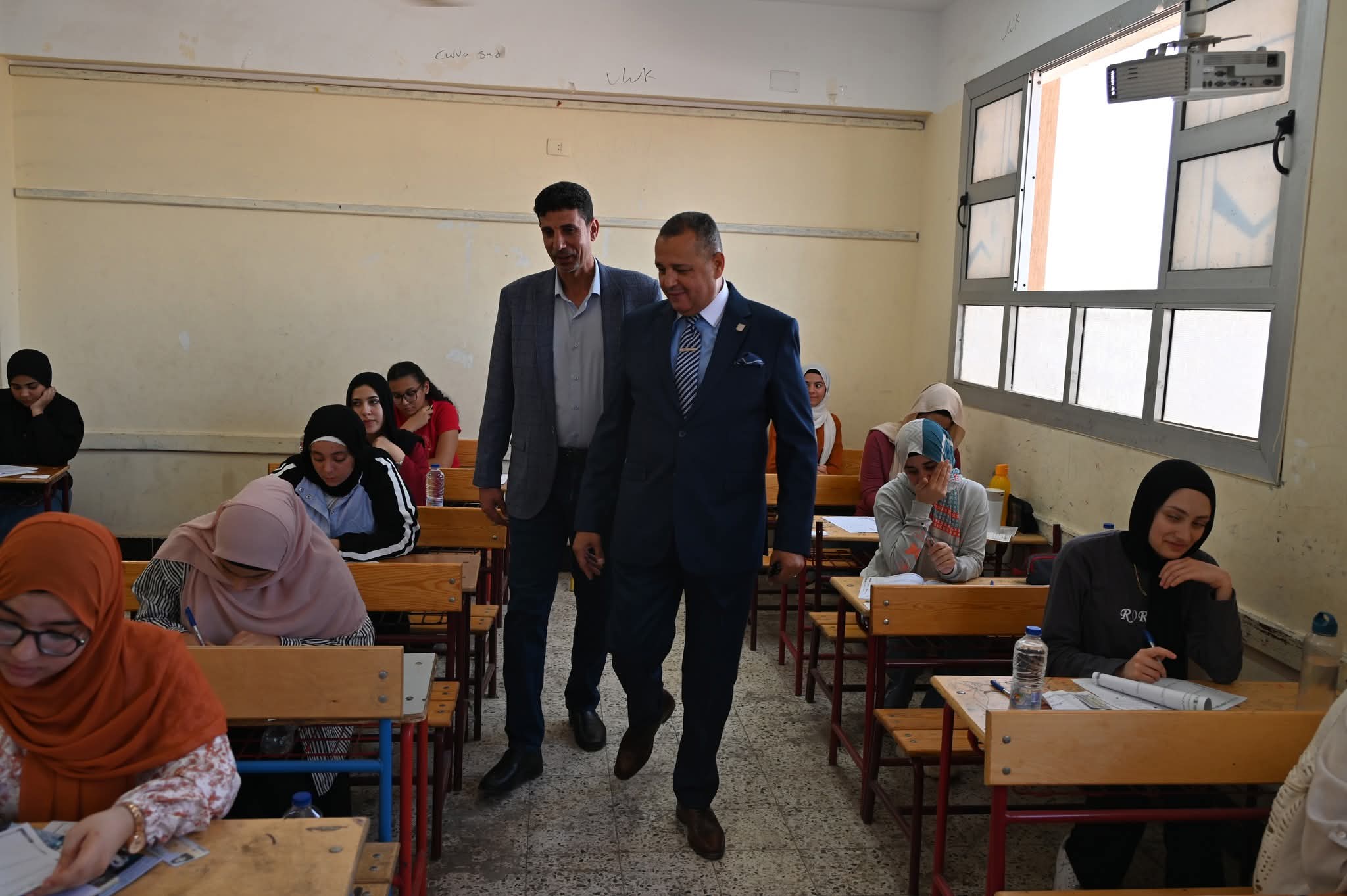محافظ جنوب سيناء يتفقد لجان امتحانات الثانوية العامة بشرم الشيخ