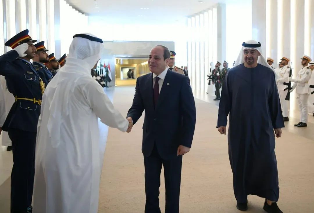 السيسي ومحمد بن زايد يبحثان أهمية الوقف الفوري لإطلاق النار في قطاع غزة