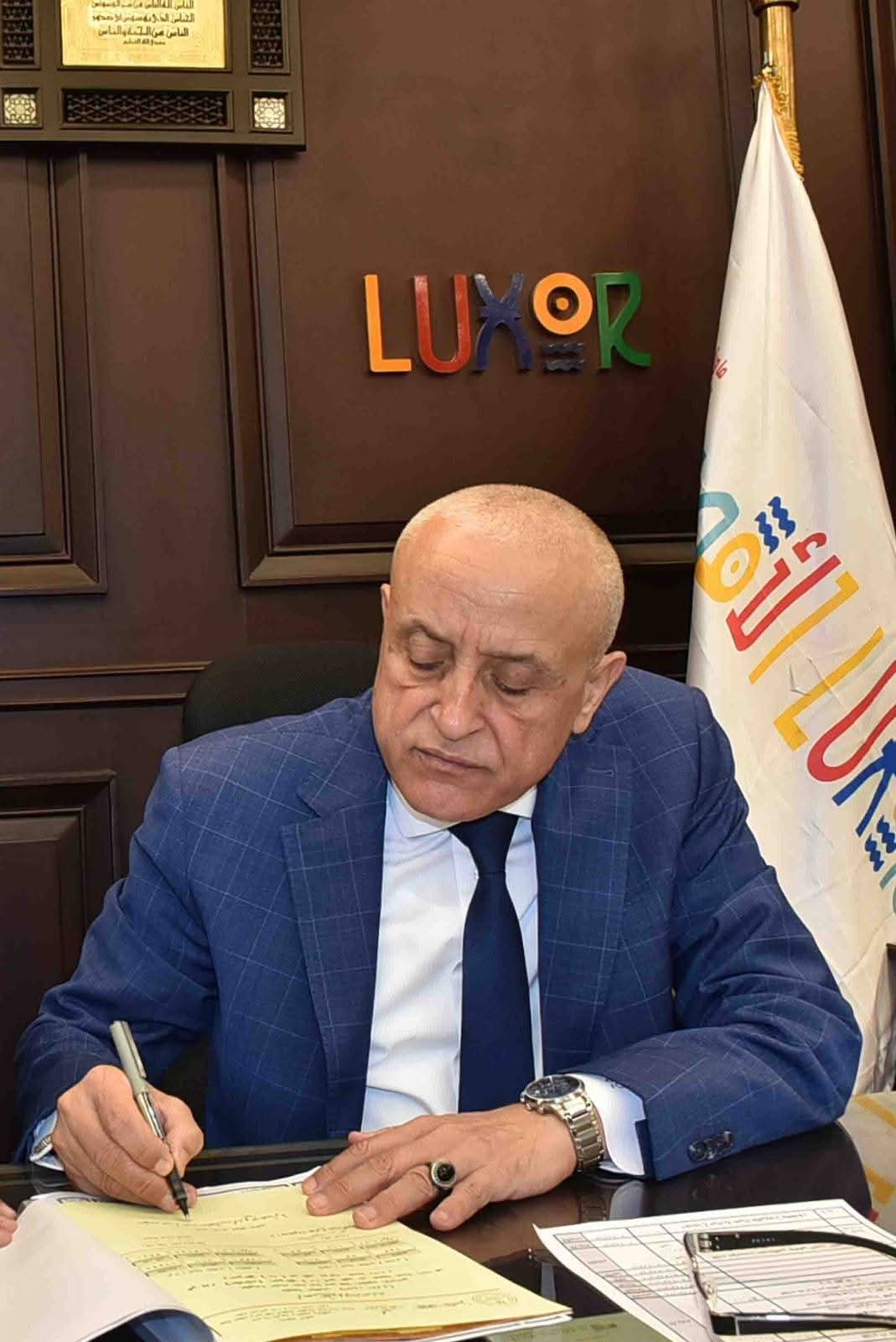محافظ الأقصر يعتمد نتيجة الشهادة الإعدادية بنسبة نجاح بلغت 78.81% ويوجه بتكريم الأوائل فى أحتفالية كبري