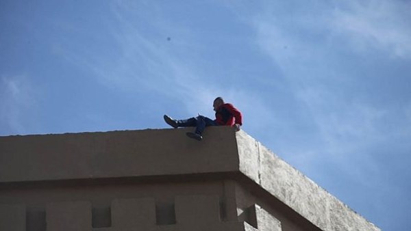 بواب وسكان عقار ينقذون أجنبيا قبل إلقاء نفسه من الثالث : استهدى بالله يا خواجة !