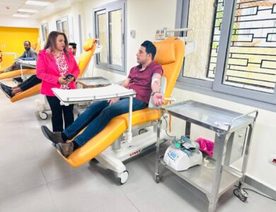 نائب محافظ سوهاج يقود حملة شبابية للتبرع بالدم احتفالًا باليوم العالمي