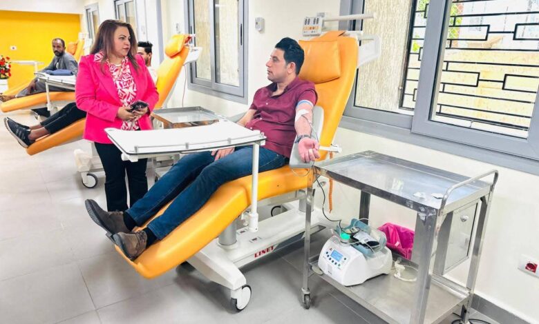 نائب محافظ سوهاج يقود حملة شبابية للتبرع بالدم احتفالًا باليوم العالمي