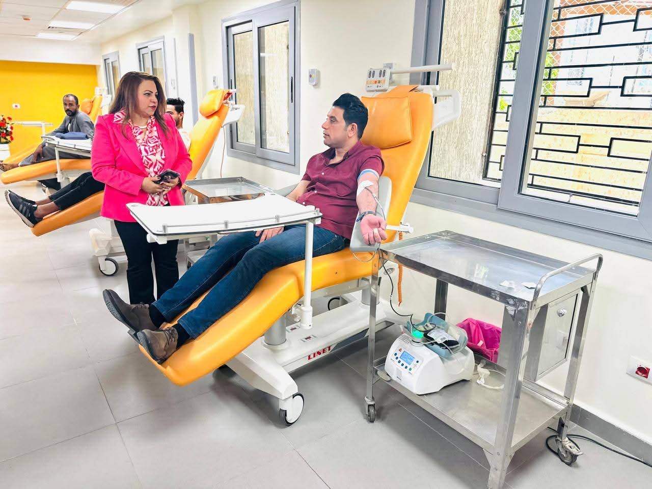 نائب محافظ سوهاج يقود حملة شبابية للتبرع بالدم احتفالًا باليوم العالمي