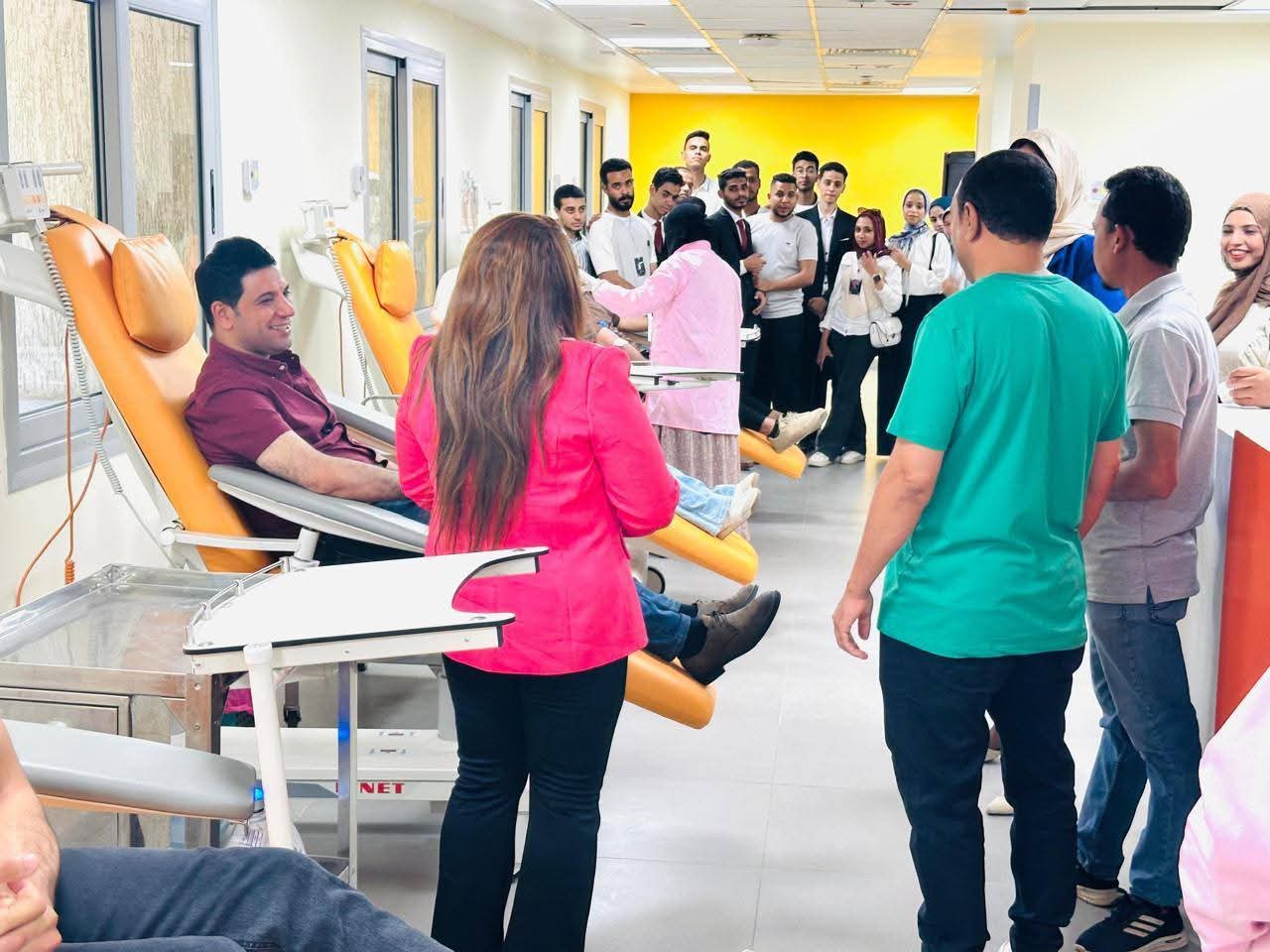 نائب محافظ سوهاج يقود حملة شبابية للتبرع بالدم احتفالًا باليوم العالمي