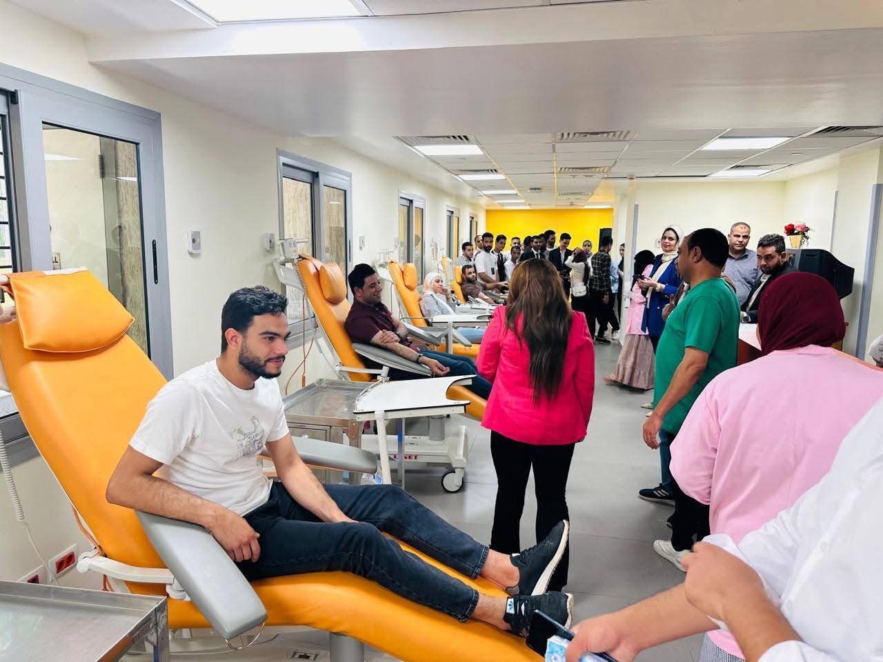 نائب محافظ سوهاج يقود حملة شبابية للتبرع بالدم احتفالًا باليوم العالمي