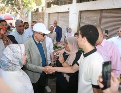"محافظ المنيا يستمع لمطالب المواطنين ويوجّه بحلول فورية ودعم الحالات الإنسانية"