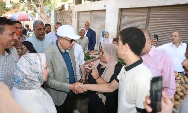 "محافظ المنيا يستمع لمطالب المواطنين ويوجّه بحلول فورية ودعم الحالات الإنسانية"