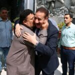 محافظ المنوفية يفي بوعده.. ويسلم ميكروباص جديد لأسرة سائق حادث الإقليمي