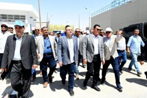 وزير الإسكان ومحافظ بني سويف يتفقدان مشروع توسعات محطة مياه شرب أشمنت 