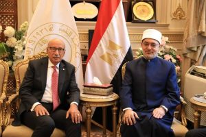 نظير عياد مفتي الجمهورية يهنئ رئيس محكمة النقض بتولي منصبه. 