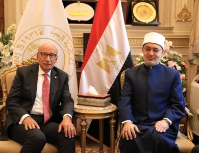 نظير عياد مفتي الجمهورية يهنئ رئيس محكمة النقض بتولي منصبه. 