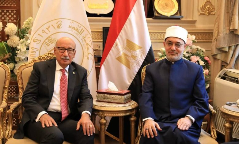 نظير عياد مفتي الجمهورية يهنئ رئيس محكمة النقض بتولي منصبه.