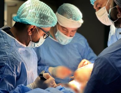 تدريسي في كلية طب المستنصرية ينجح باجراء عملية مميزة لإعادة زراعة الحالبين لمريض في مستشفى اليرموك التعليمي