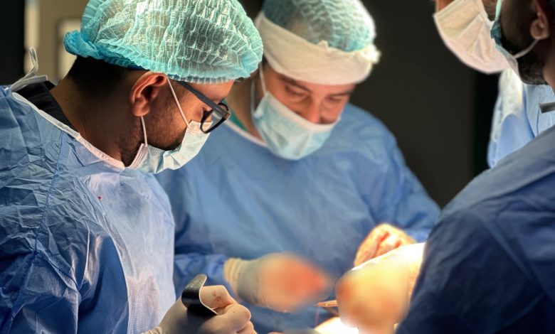 تدريسي في كلية طب المستنصرية ينجح باجراء عملية مميزة لإعادة زراعة الحالبين لمريض في مستشفى اليرموك التعليمي