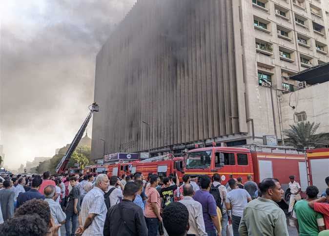 سحابة سوداء تغطى سماء وسط البلد بعد حريق بسنترال رمسيس وتعطل شبكات الاتصالات!