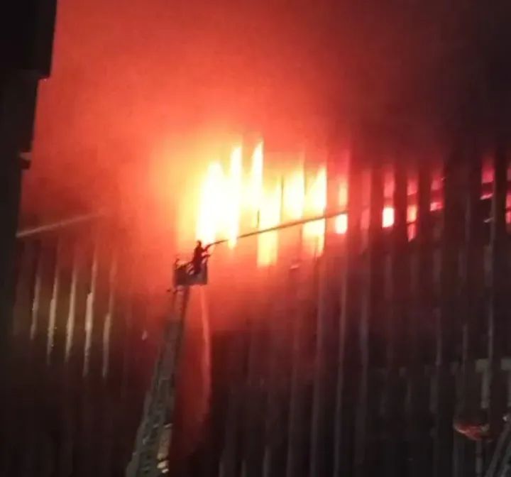 سر تجدد اشتعال النيران في حريق سنترال رمسيس لعدة مرات