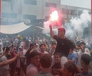 صور ترصد فرحة الطلاب والأهالي بانتهاء مارثون الثانوية العامة !