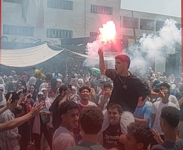 صور ترصد فرحة الطلاب والأهالي بانتهاء مارثون الثانوية العامة !