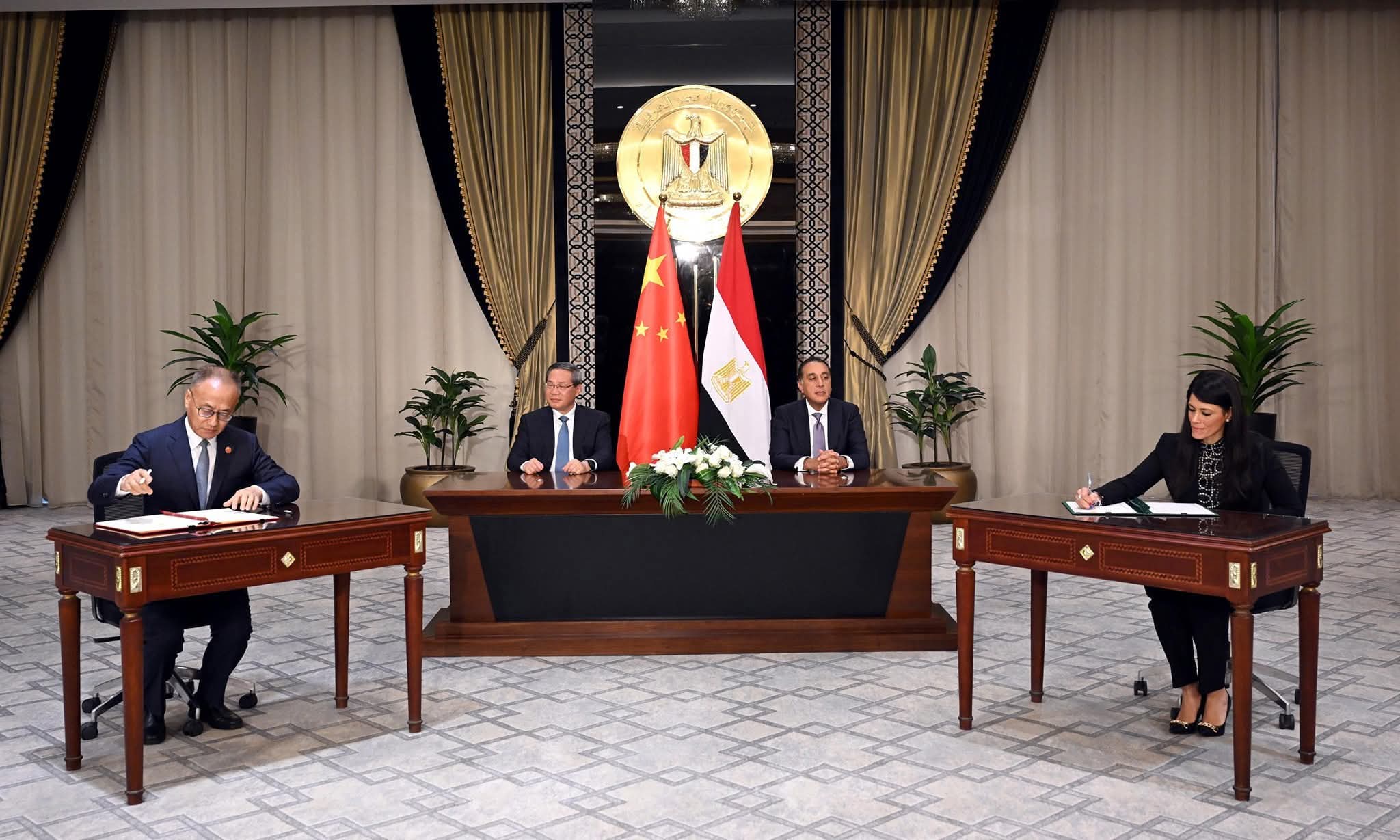 رئيس مجلس الوزراء ورئيس مجلس الدولة الصيني يشهدان توقيع عدة وثائق لتعزيز التعاون المشترك
