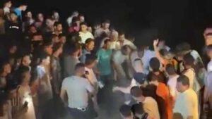 ترعة نكلا بالجيزة تبتلع سيارة بركابها والأهالي يشهدون مجهودات الإنقاذ النهري 
