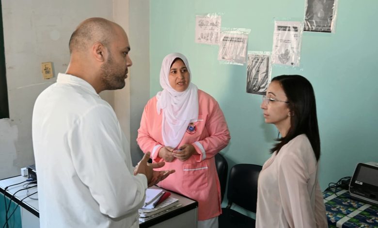 البحيرة المحافظ تحيل مسؤلي الصيدلية للتحقيق أثناء جولتها المفاجئة بكفر السابي.
