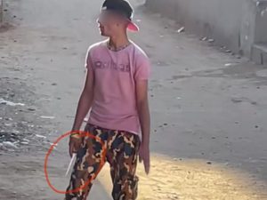 النيابة تأمر بحبس متهم هدد جيرانه بسلاح أبيض في الفيوم