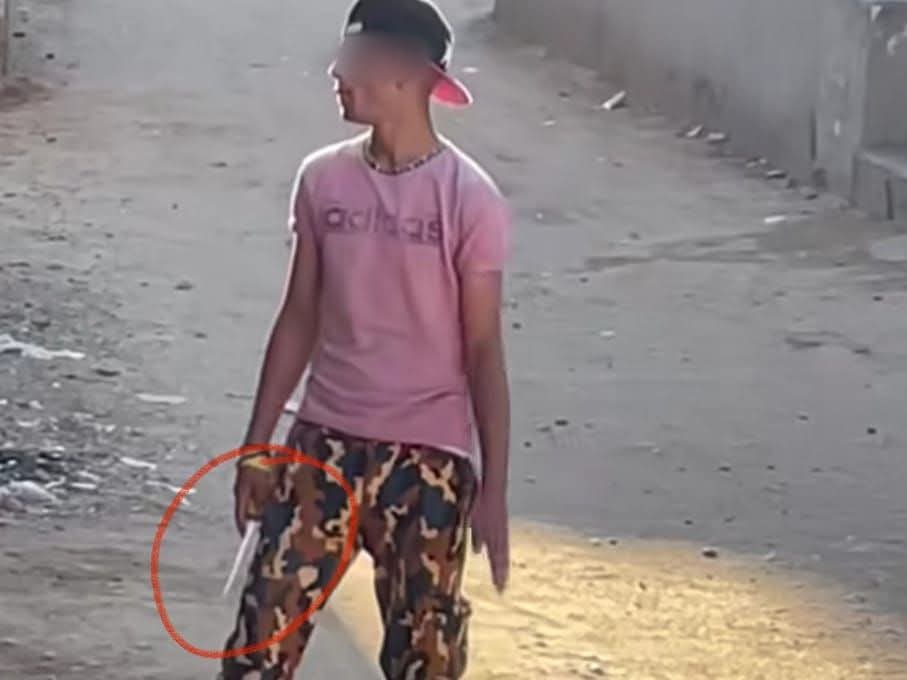 النيابة تأمر بحبس متهم هدد جيرانه بسلاح أبيض في الفيوم