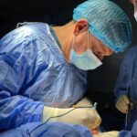 تدريسي في كلية طب المستنصرية يقوم باجراء عدة عمليات زراعة قوقعة الأذن في مستشفى اليرموك التعليمي