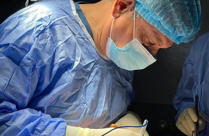 تدريسي في كلية طب المستنصرية يقوم باجراء عدة عمليات زراعة قوقعة الأذن في مستشفى اليرموك التعليمي