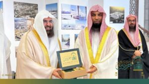 السديس يرفع الشكر للقيادة الرشيدة على

دعم منظومة الحرمين.. وينوه بمبادرة التوثيق التاريخي للمسجد النبوي