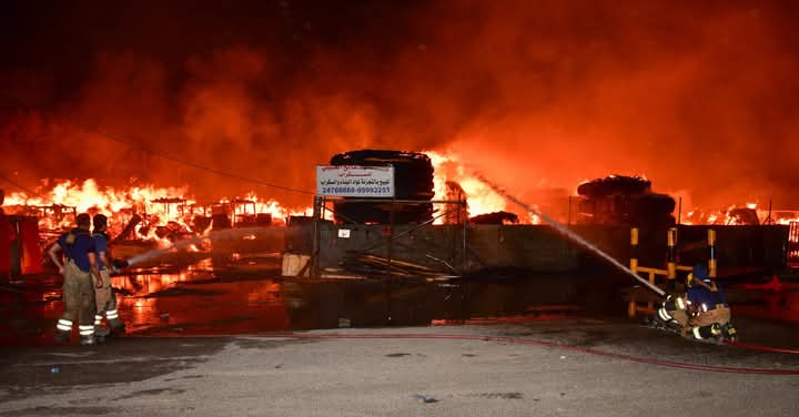 حريق كبير بالكويت وقوة الإطفاء تحاول اخماده