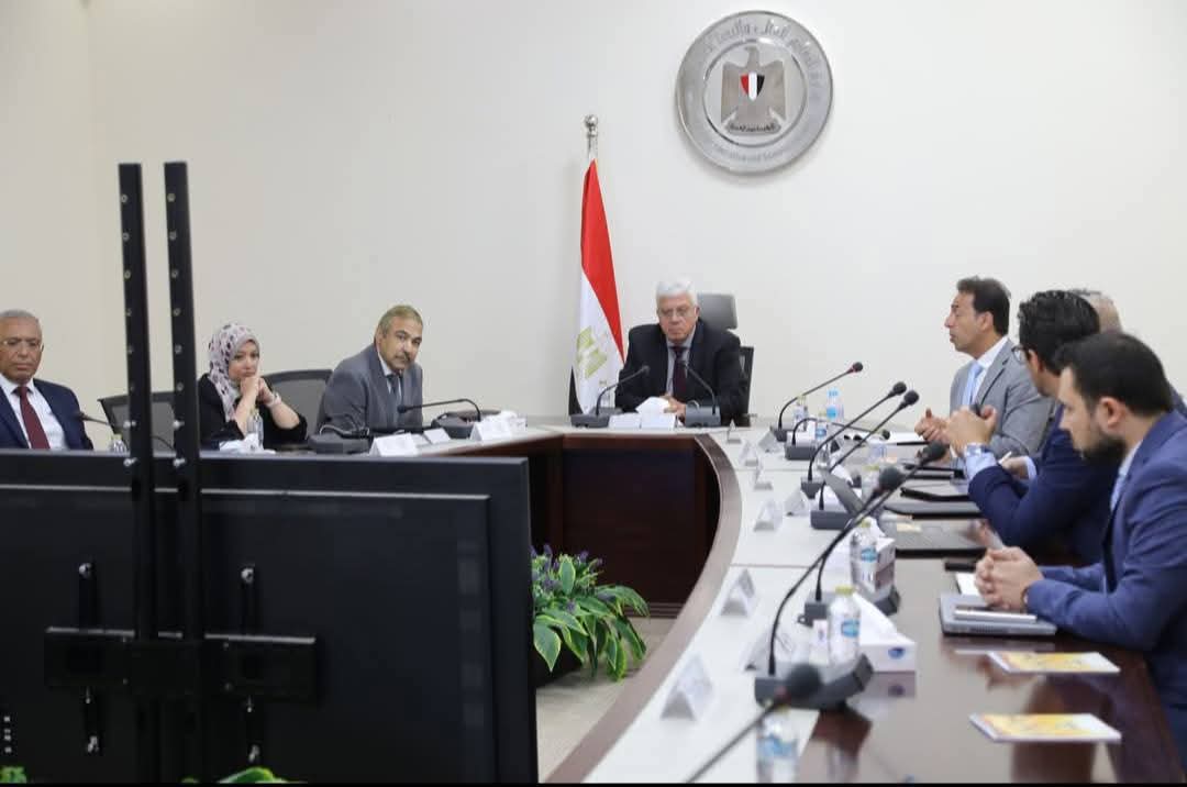 وزير التعليم العالي يعقد اجتماعًا مع ممثلي مؤسسة كلاريفيت لتعزيز التعاون المشترك