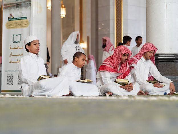 رئاسة الشؤون الدينية تواصل تنظيم الدورة الصيفية الإثرائية الكبرى لحفظ ومراجعة القرآن الكريم بالمسجد الحرام