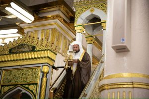 فضيلة الشيخ عبدالمحسن القاسم يؤم المصلين لصلاة الجمعة بالمسجد النبوي