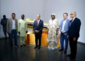 وزير الخارجية يهدي مستنسخًا لمومياء وتابوت الملك توت عنخ آمون إلى متحف الحضارات الإفريقية في داكار