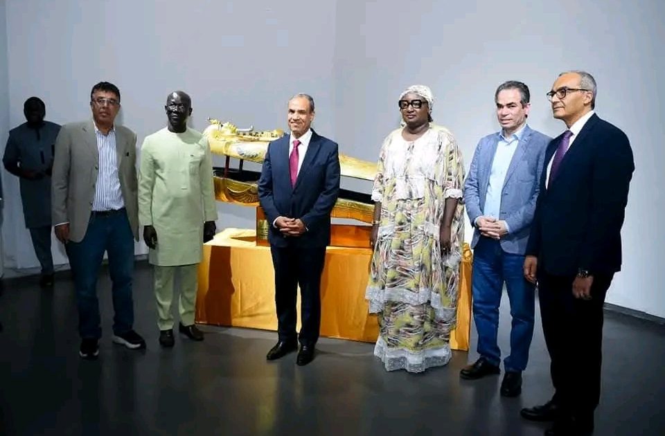 وزير الخارجية يهدي مستنسخًا لمومياء وتابوت الملك توت عنخ آمون إلى متحف الحضارات الإفريقية في داكار