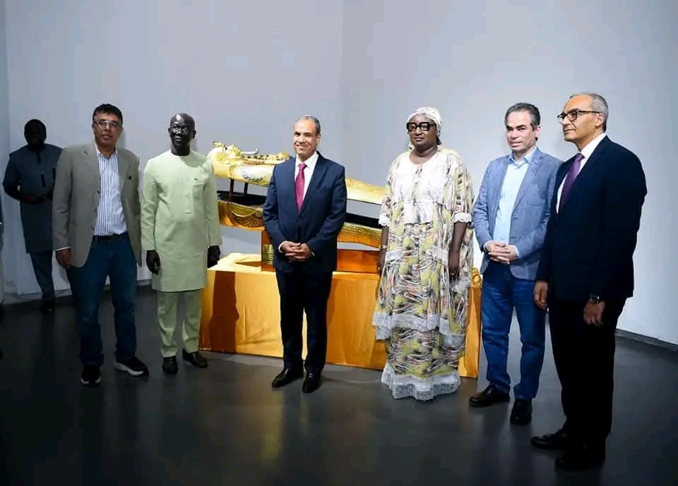 وزير الخارجية يهدي مستنسخًا لمومياء وتابوت الملك توت عنخ آمون إلى متحف الحضارات الإفريقية في داكار