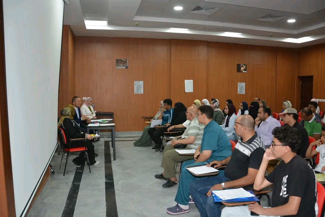 رئيس جامعة دمياط يلتقي أولياء أمور الطلاب خلال جولته التفقدية بجامعة دمياط الأهلية