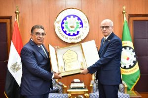 محافظ الدقهلية يكرم المستشار إبراهيم عبد الجواد بمناسبة انتهاء فترة عمله بالدقهلية 