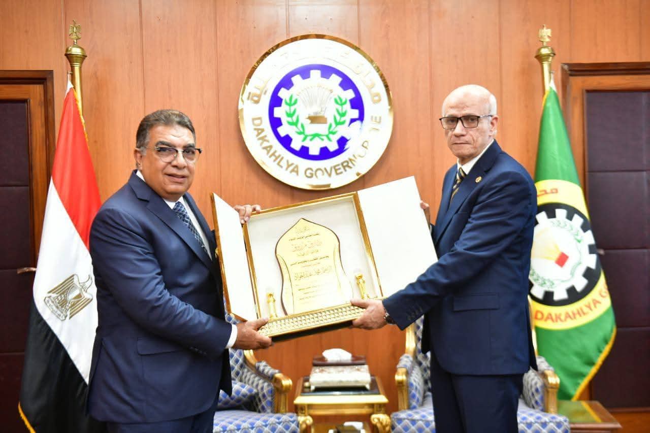 محافظ الدقهلية يكرم المستشار إبراهيم عبد الجواد بمناسبة انتهاء فترة عمله بالدقهلية